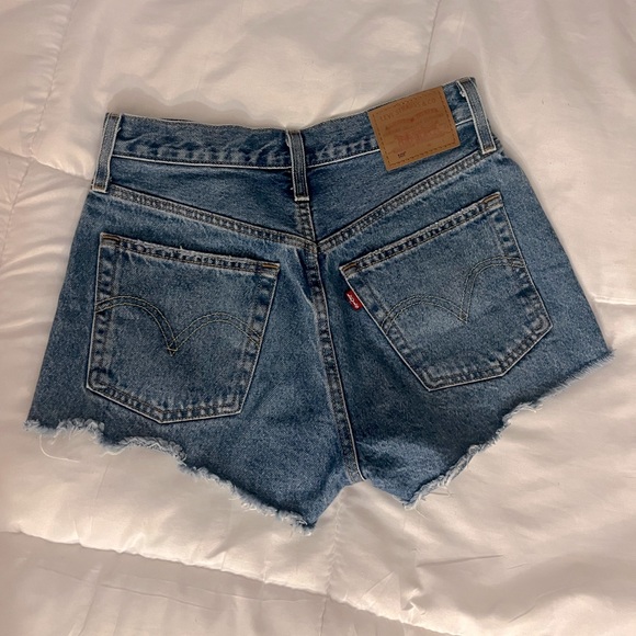 *NWOT* Levi’s 501 Distressed Cutoff Jean Shorts 🔥 - Picture 3 of 6